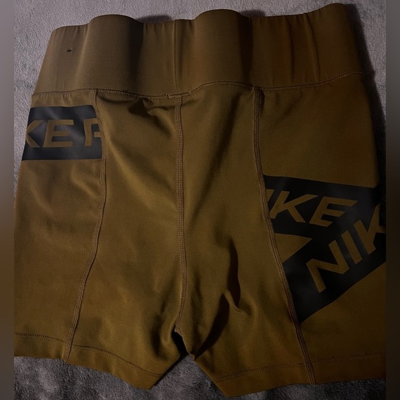 Nike training shorts size small check logo khaki green - Picture 3 of 3